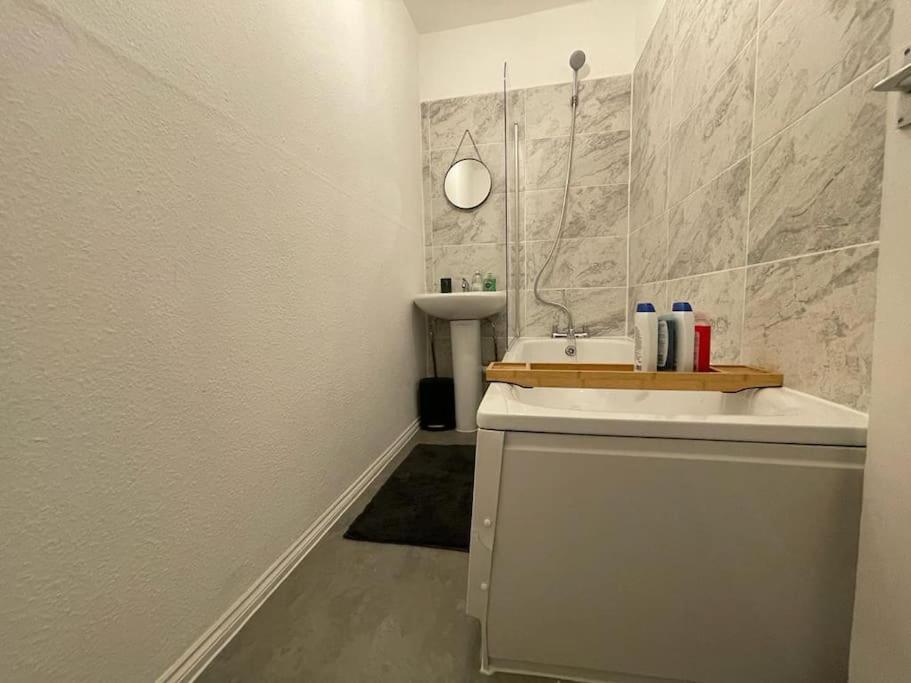 Comfortable 2 Bedroom On Tower Bridge لندن المظهر الخارجي الصورة