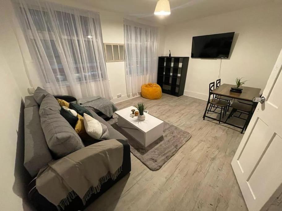 Comfortable 2 Bedroom On Tower Bridge لندن المظهر الخارجي الصورة