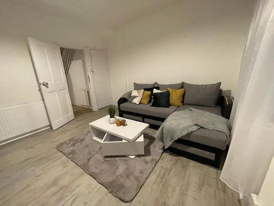 Comfortable 2 Bedroom On Tower Bridge لندن المظهر الخارجي الصورة